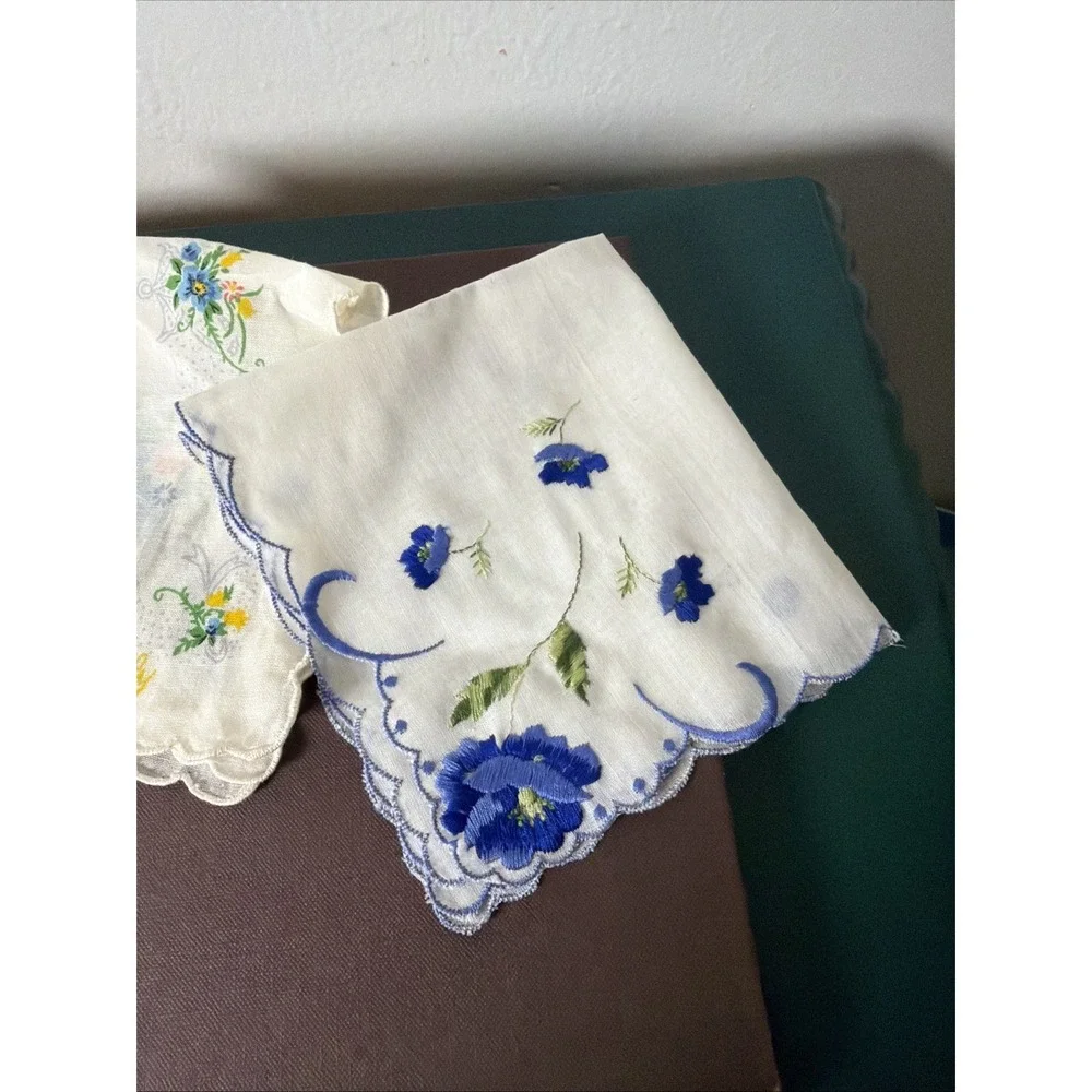 Vintage Linen Floral Scalloped Teatime Cottagecore Country Handkerchiefs Set of3